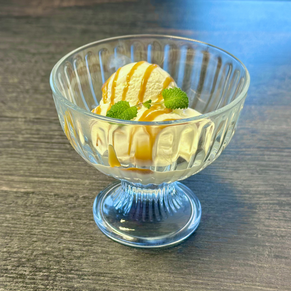 Мороженое с топпингом в ассортименте