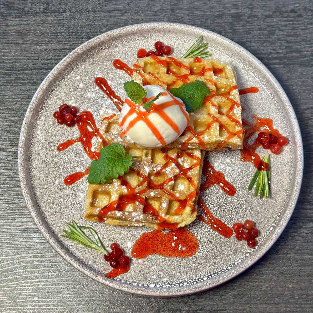 Вафли с мороженым и клубничным топпингом