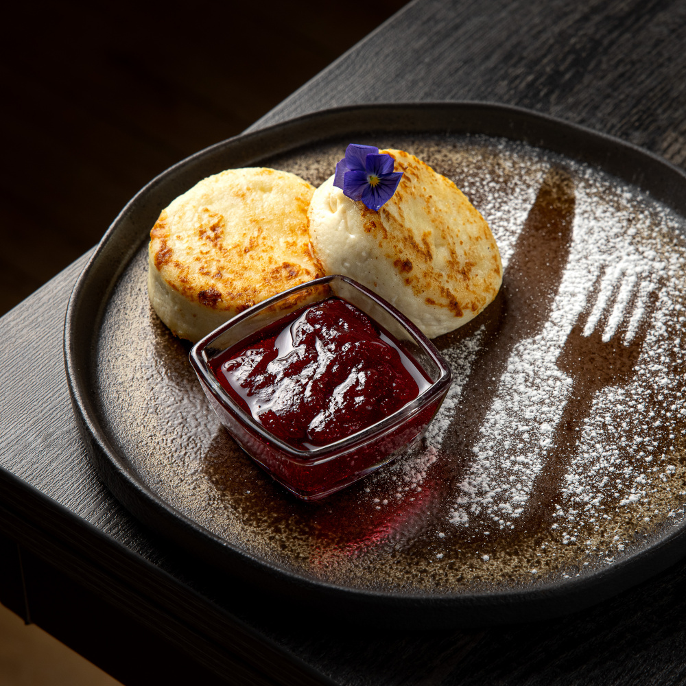 Сырники с брусничным вареньем