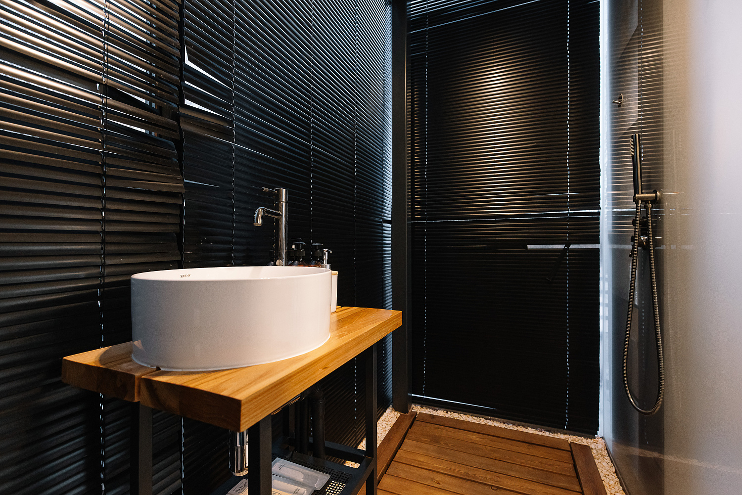 Зеркальный дом с душем