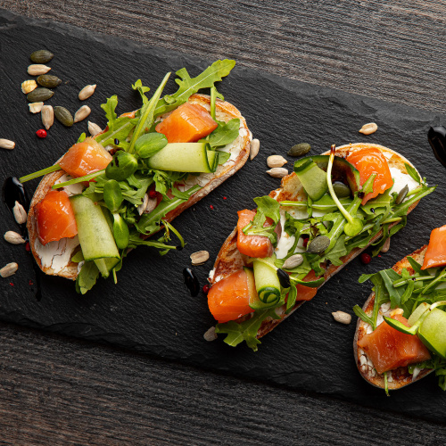 Брускетта с лососем
