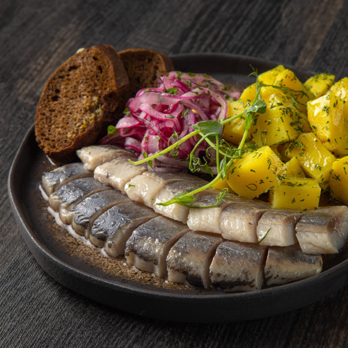 Сельдь с отварным картофелем