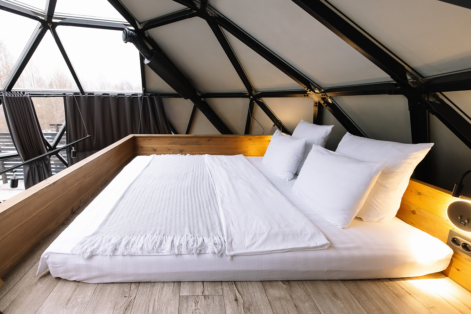 Дом сфера с душем и уединенной ванной