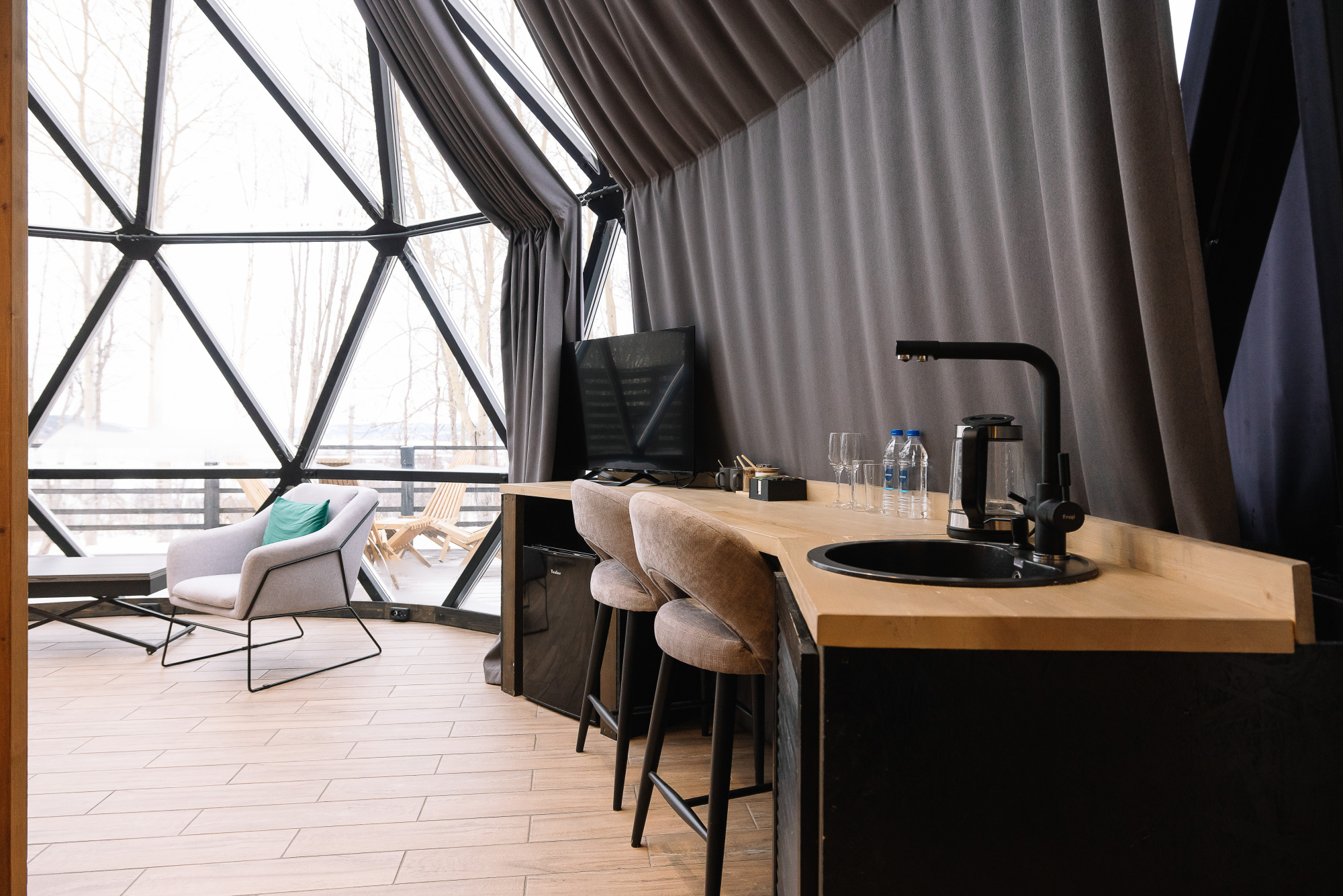 Дом сфера с душем и уединенной ванной