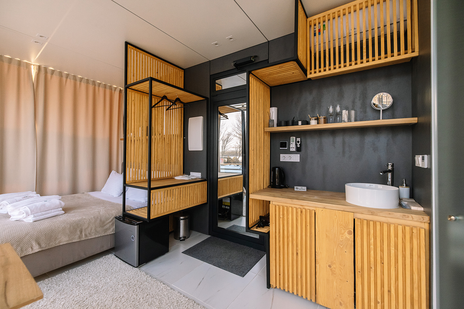 Зеркальный дом с ванной