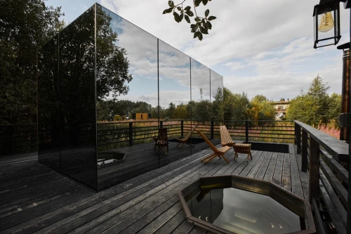 Зеркальный дом с душем