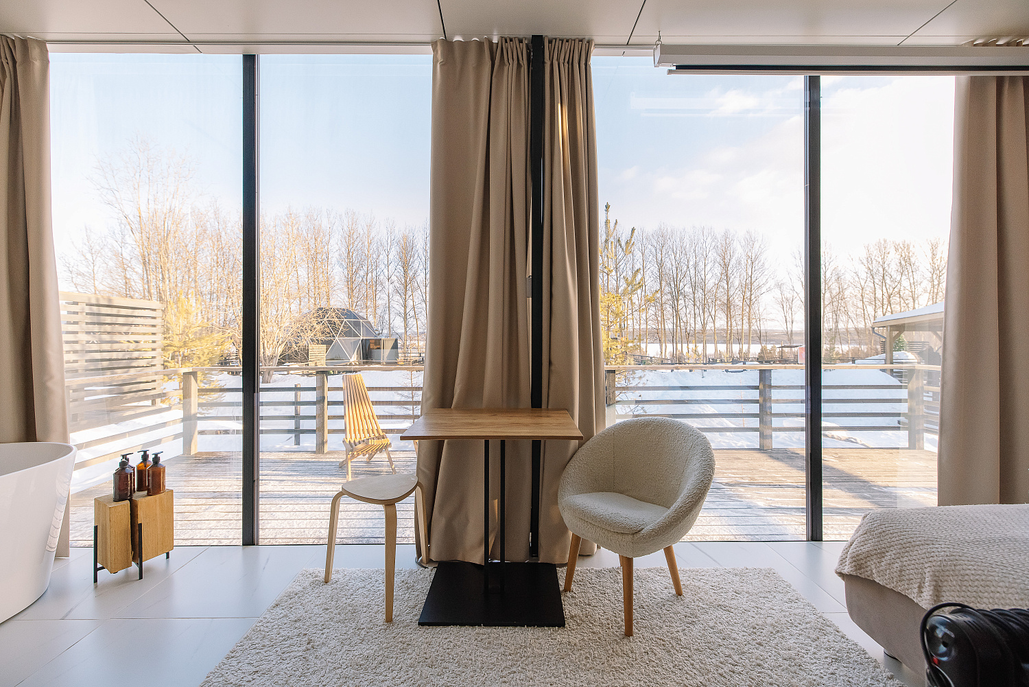 Зеркальный дом с ванной