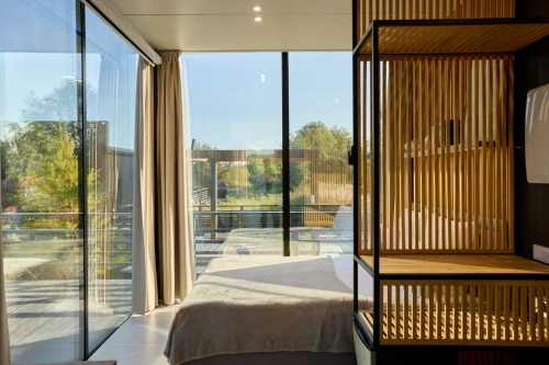 Зеркальный дом с ванной