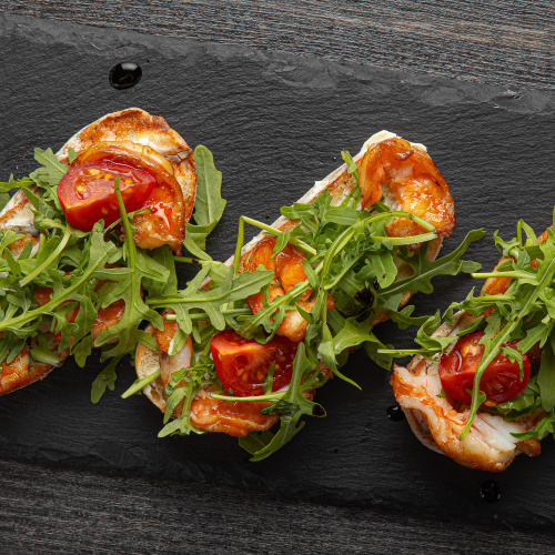 Брускетта с тигровой креветкой