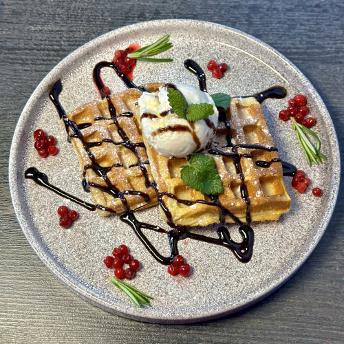 Вафли с мороженым и шоколадным топпингом