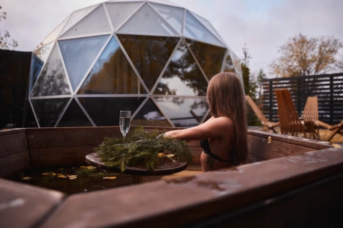 Дом сфера с душем и уединенной ванной