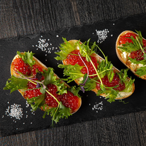 Брускетта с красной икрой