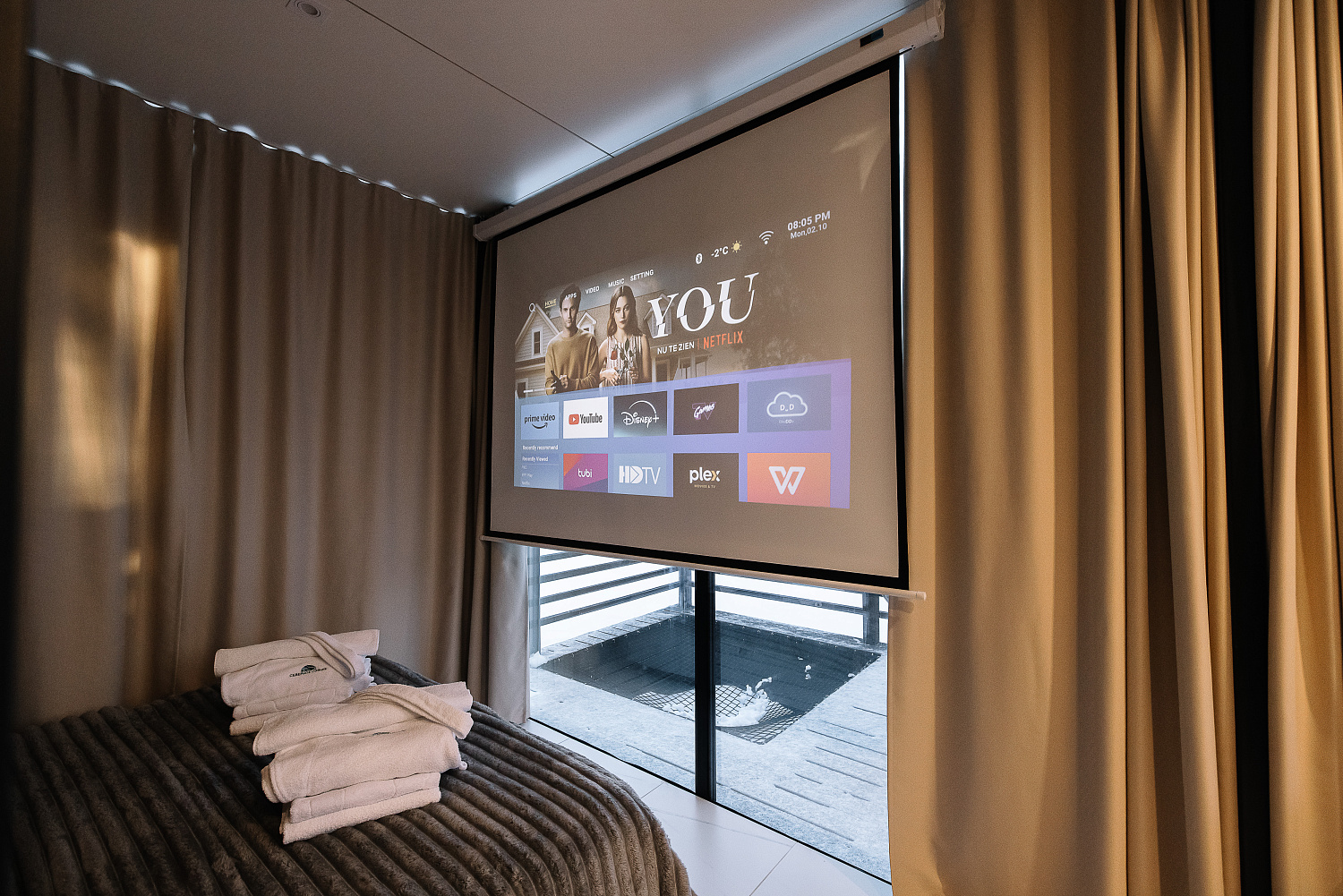 Зеркальный дом с ванной